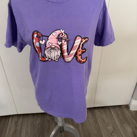 🕔 BRAND NEW NEVER WORN GNOME LOVE TSHIRT SIZE SMALL - Picture 4 of 7